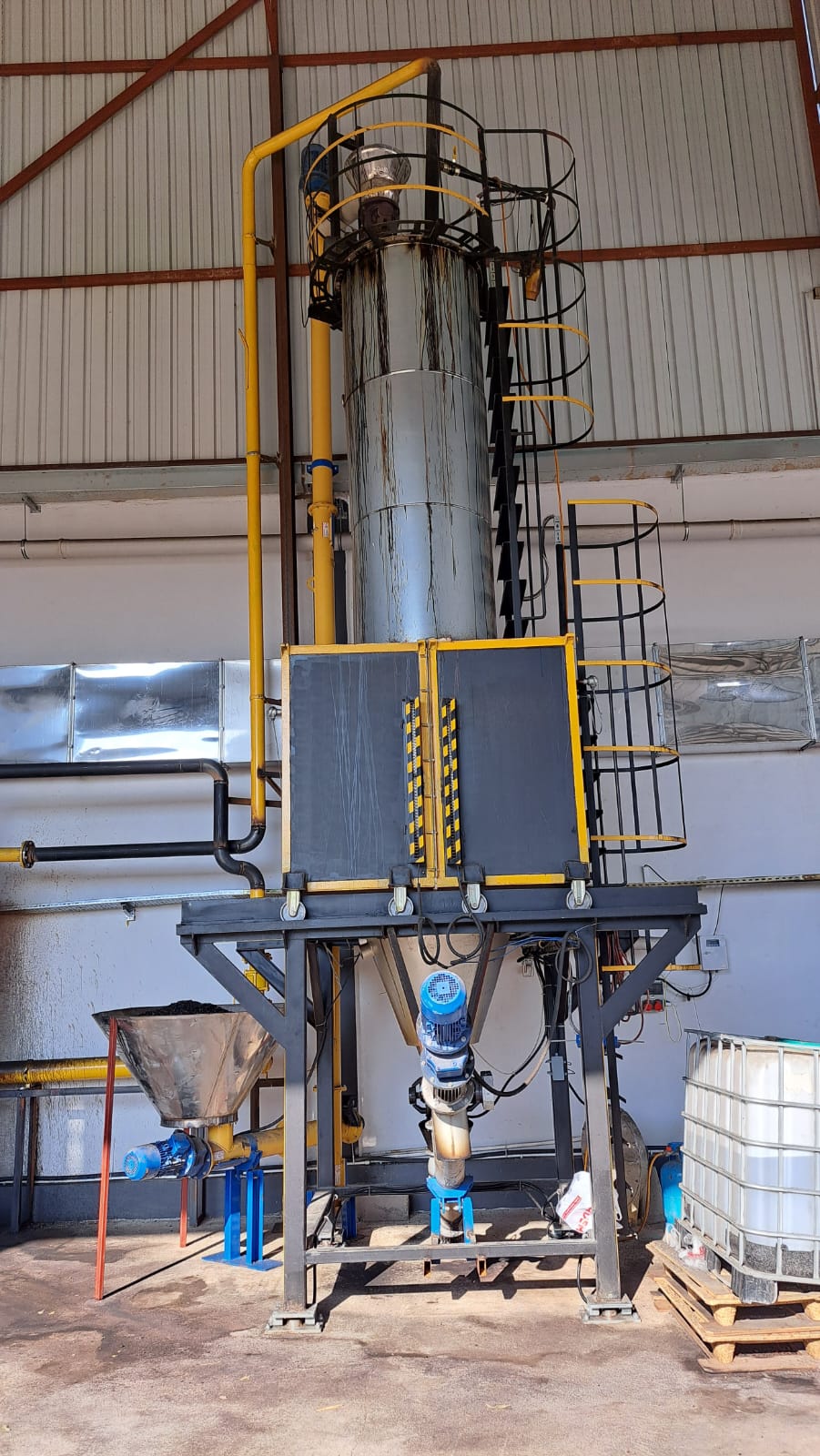 Organik atıkları kömürleştiren biyokömür reaktörü